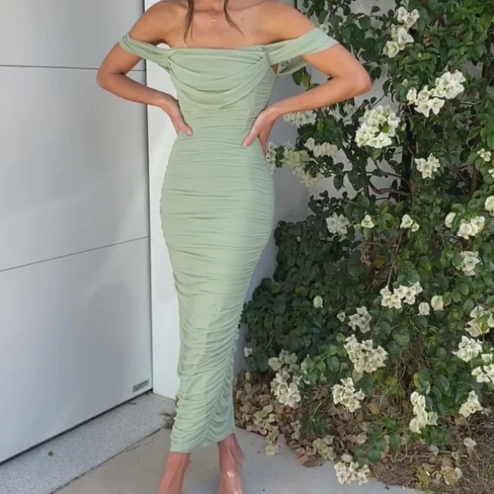 BILLY J | Elegant Off-Shoulder Dress
